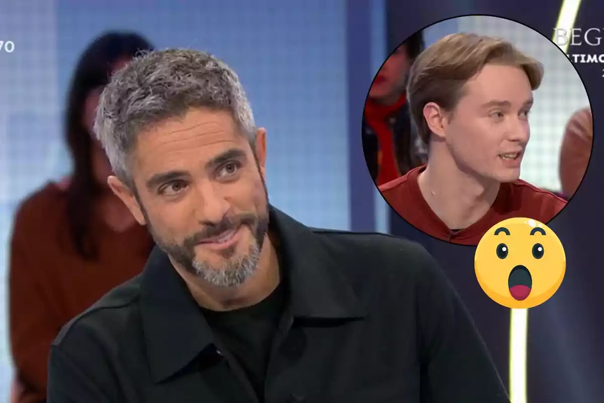 Un home amb barba grisa somriu mentre està en un programa de televisió amb un requadre que mostra un altre home jove parlant i un emoji sorprès.