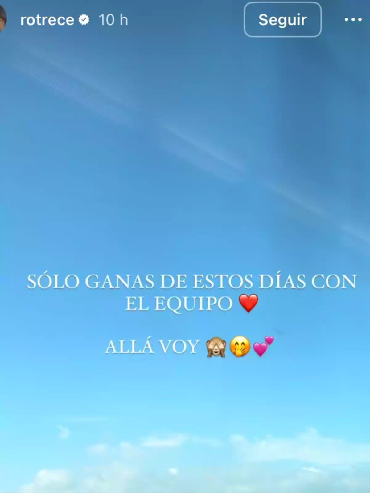 Una imatge d'un cel blau amb text que expressa entusiasme per passar temps amb l'equip, acompanyada d'emojis de cor i emoció. Una imatge d'un cel blau amb text que expressa entusiasme per passar temps amb l'equip, acompanyada d'emojis de cor i emoció.