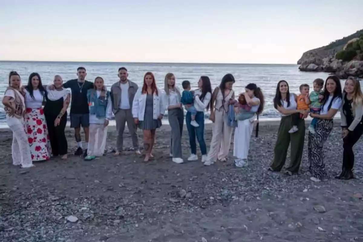 Un grup de persones posant a la platja al capvespre. Un grup de persones posant a la platja al capvespre.