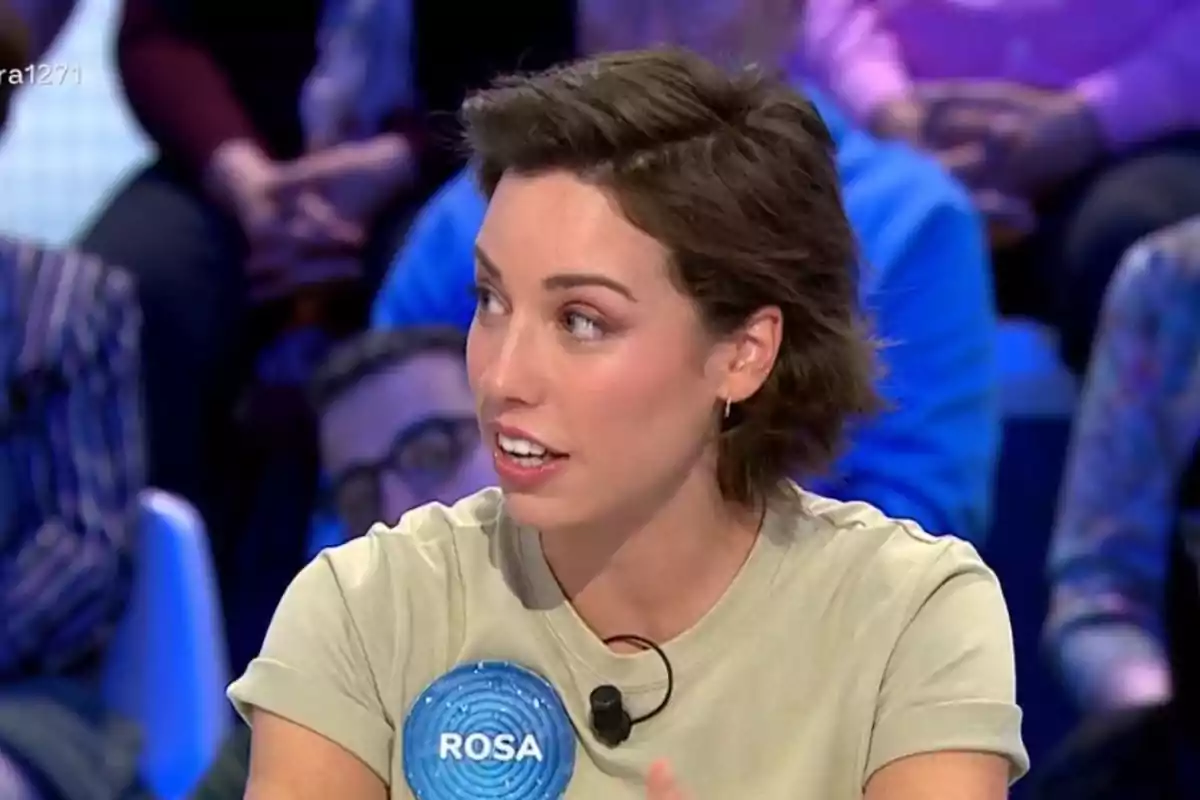 Una dona amb cabell curt i castany està participant en un programa de televisió, porta una samarreta clara i un micròfon de solapa, i sembla estar parlant mentre el públic observa. Una dona amb cabell curt i castany està participant en un programa de televisió, porta una samarreta clara i un micròfon de solapa, i sembla estar parlant mentre el públic observa.