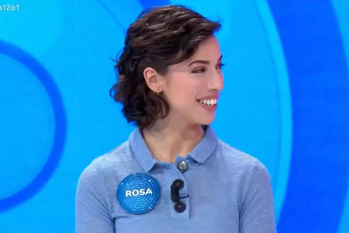 Una persona amb cabell curt i fosc somriu mentre porta una camisa blava i un micròfon en un entorn de fons blau. Una persona amb cabell curt i fosc somriu mentre porta una camisa blava i un micròfon en un entorn de fons blau.