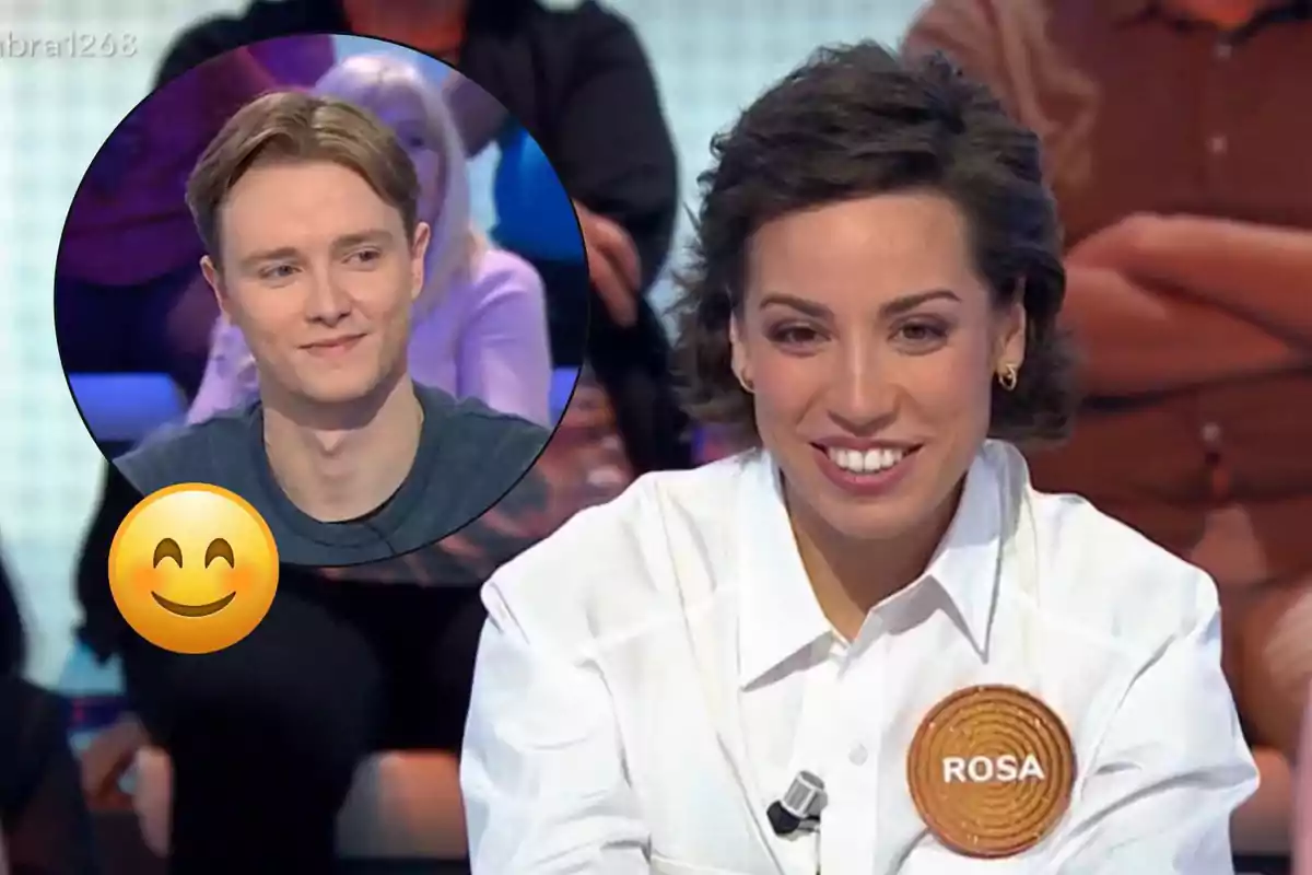 Una dona somrient amb una camisa blanca i un micròfon en un programa de televisió, amb un cercle que mostra un jove somrient i un emoji somrient superposat.