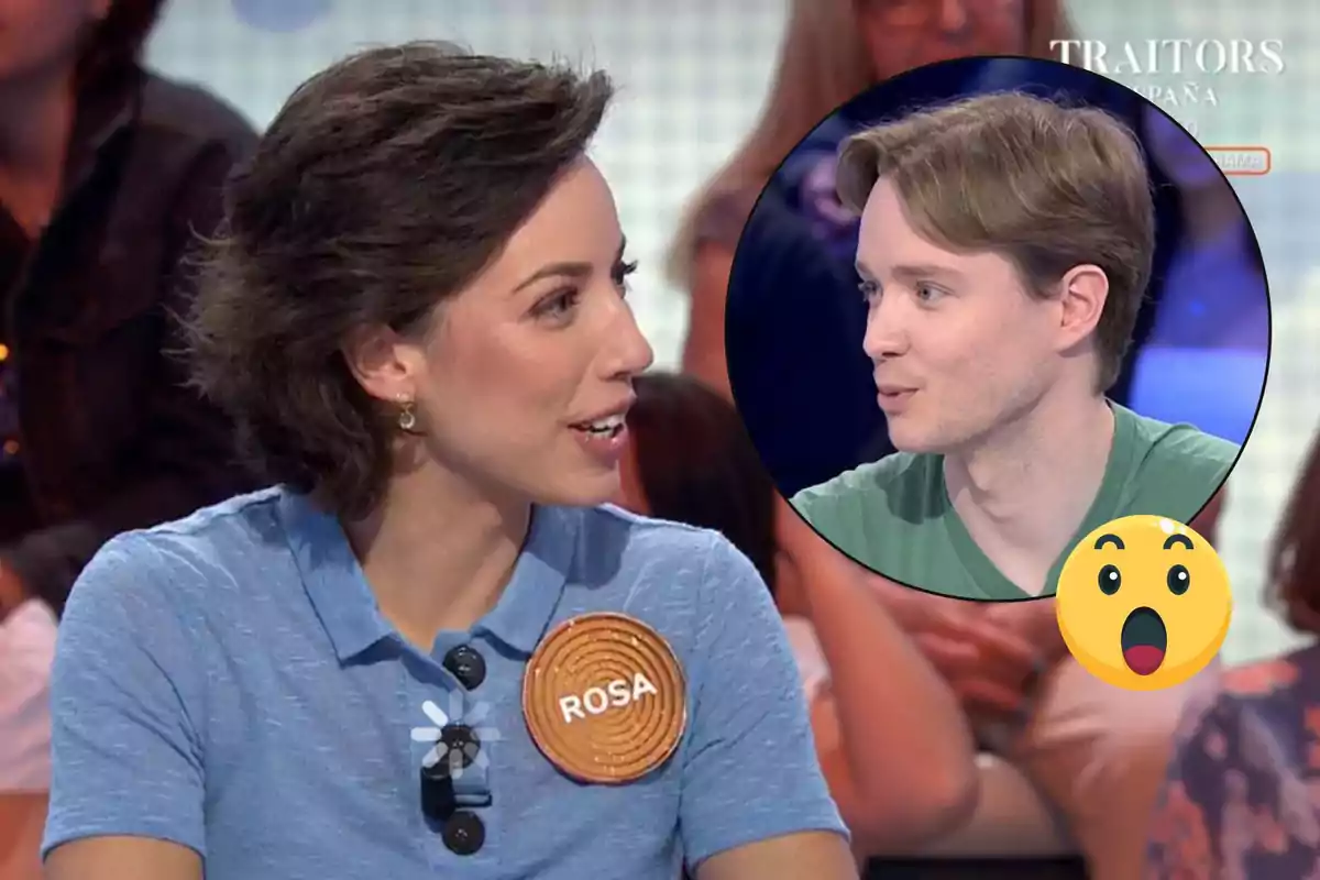 Una dona amb una samarreta blava i una xapa amb el nom Rosa conversa en un plató de televisió, mentre en un cercle apareix la imatge d’un home jove amb samarreta verda i un emoji de cara sorpresa.