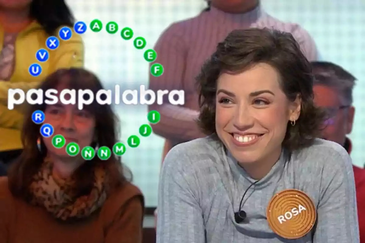 Una concursant somriu al programa de televisió "Pasapalabra" mentre porta un cartell amb el seu nom.