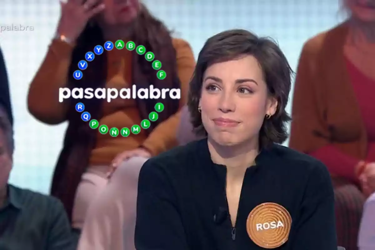 Una concursant al programa de televisió "Pasapalabra" amb un cercle de lletres al fons.