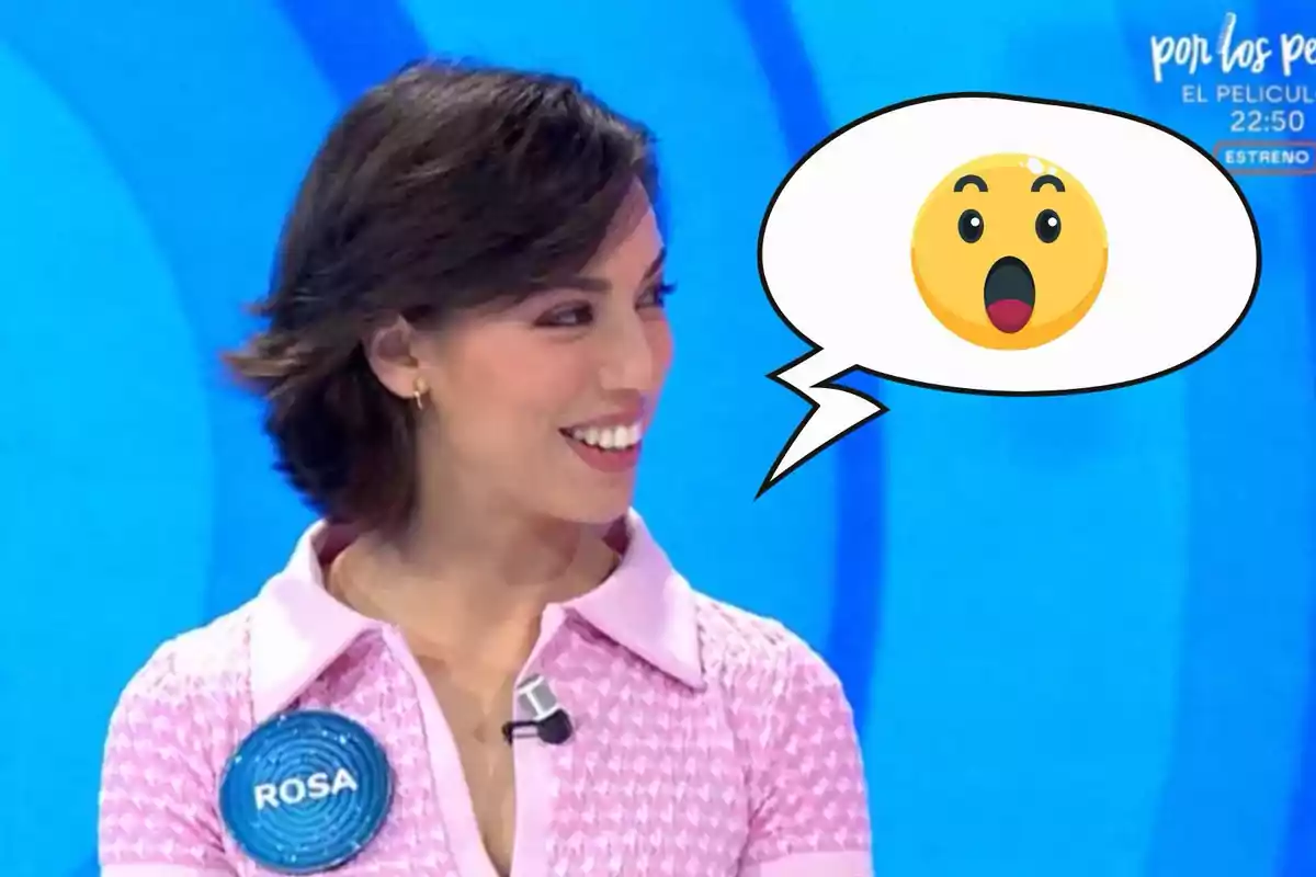 Una persona somrient amb un micròfon i una insígnia que diu "Rosa" en un fons blau, amb un globus de diàleg que conté un emoji sorprès.