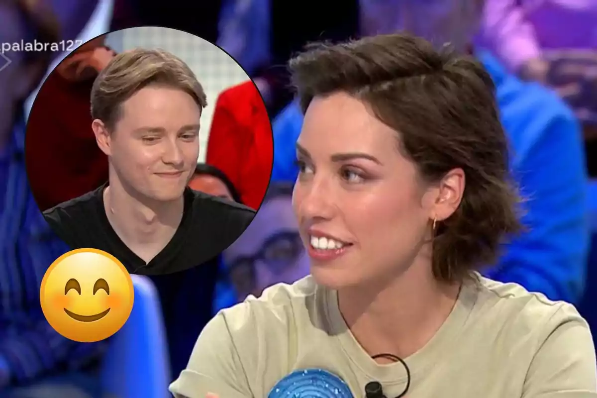 Una dona somrient en un programa de televisió amb un home en un requadre circular a la cantonada superior esquerra i un emoji somrient superposat.