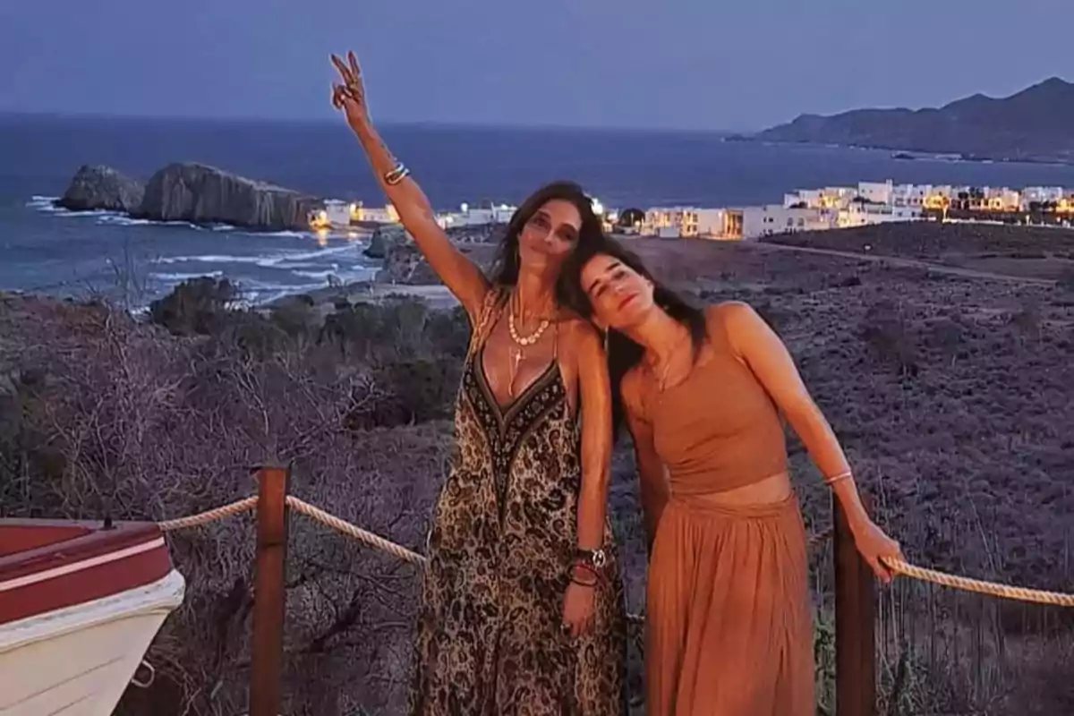 Sara Carbonero i Isabel Jiménez posen juntes a l'aire lliure amb un paisatge costaner al capvespre de fons. Sara Carbonero i Isabel Jiménez posen juntes a l'aire lliure amb un paisatge costaner al capvespre de fons.