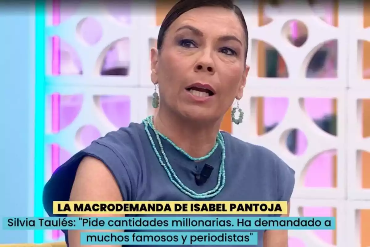 Una persona parlant en un programa de televisió amb un text en pantalla sobre una demanda d'Isabel Pantoja. Una persona parlant en un programa de televisió amb un text en pantalla sobre una demanda d'Isabel Pantoja.