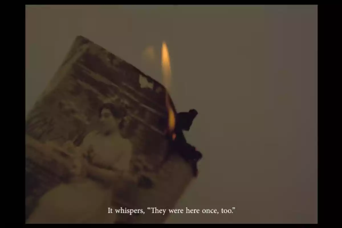 Una fotografia antiga d'una persona està sent cremada, amb una flama visible a la vora, i el text a la part inferior diu: Una fotografia antiga d'una persona està sent cremada, amb una flama visible a la vora, i el text a la part inferior diu: