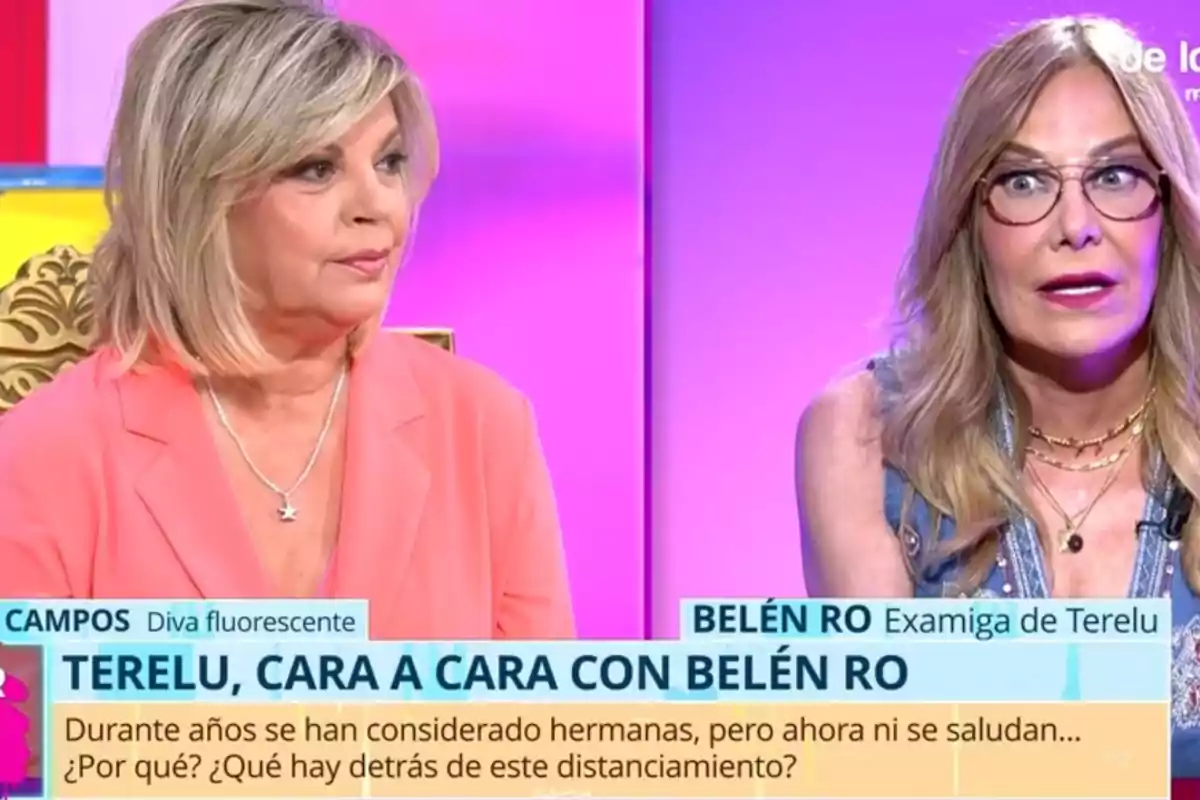 Dues dones assegudes en un plató de televisió amb fons rosa, una porta un vestit rosa i l'altra un top blau, ambdues semblen estar en una conversa seriosa. Dues dones assegudes en un plató de televisió amb fons rosa, una porta un vestit rosa i l'altra un top blau, ambdues semblen estar en una conversa seriosa.
