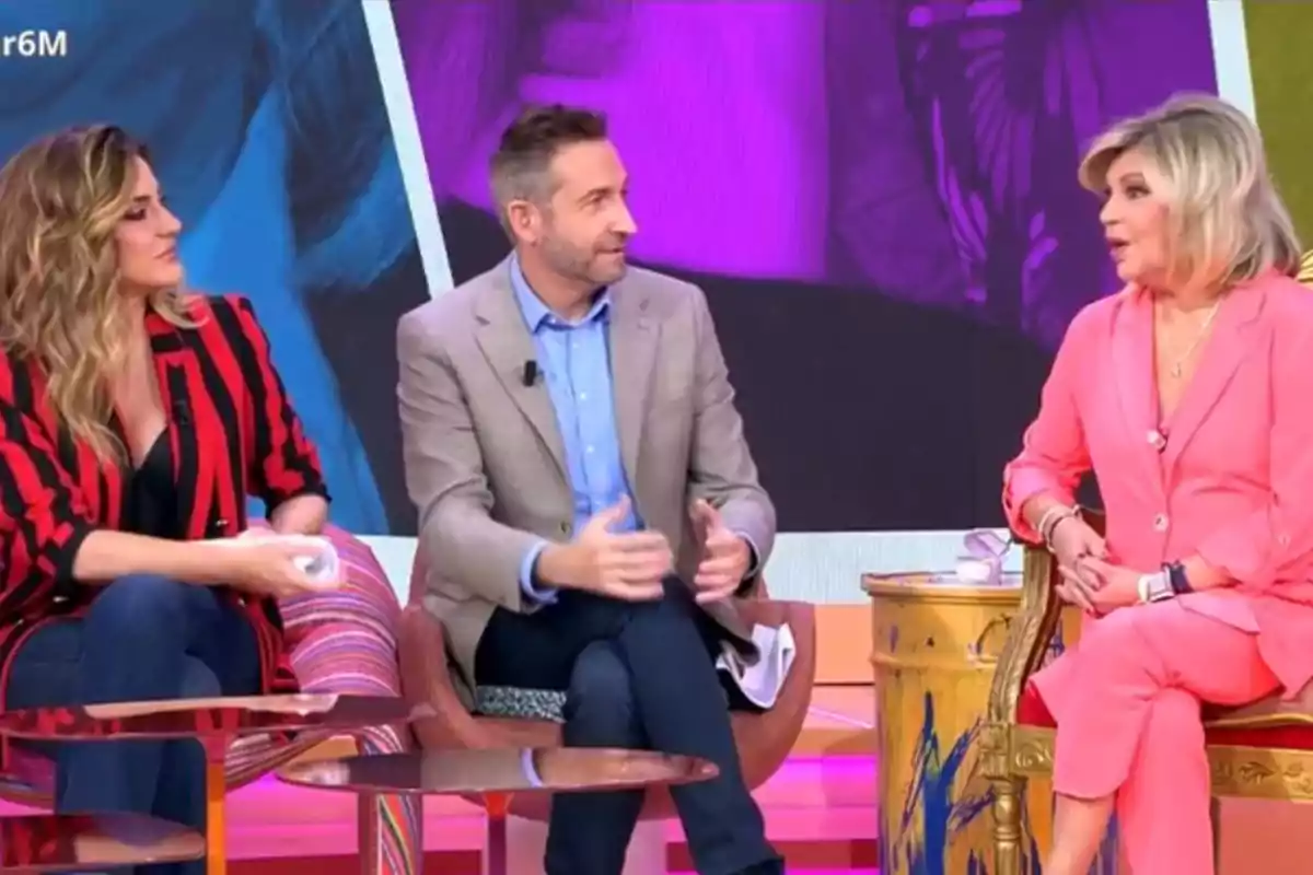 Tres persones estan assegudes en un plató de televisió, conversant entre elles. Tres persones estan assegudes en un plató de televisió, conversant entre elles.