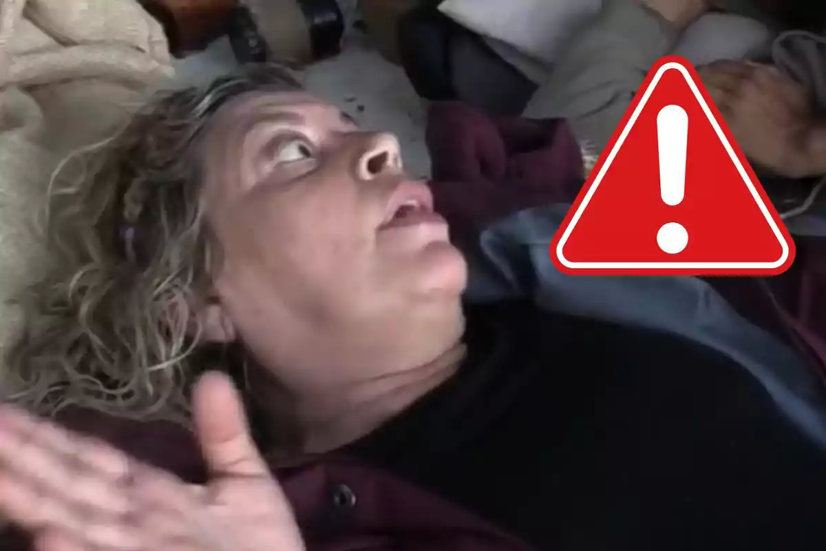 Una persona estirada amb expressió de sorpresa o preocupació i una icona d'advertència superposada.