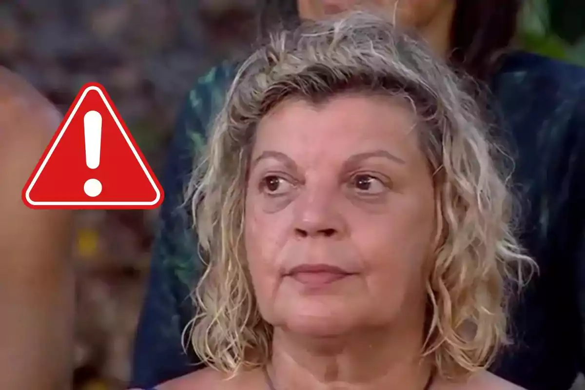 Una persona amb expressió seriosa i una icona d'advertència vermella al seu costat.