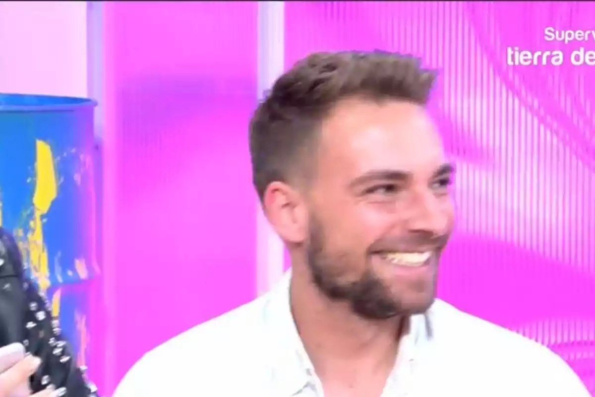 Un home somrient amb barba en un entorn de fons rosa brillant. Un home somrient amb barba en un entorn de fons rosa brillant.
