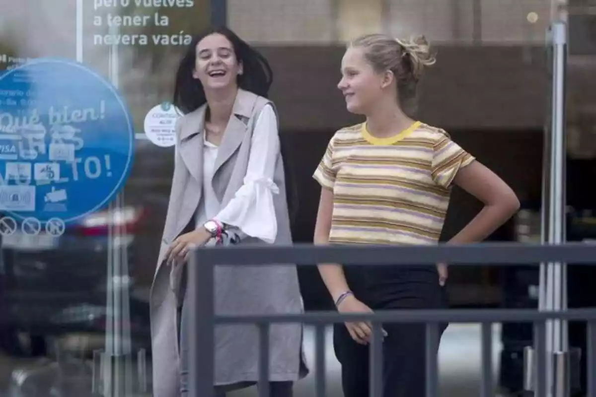 Victoria Frederica i Irene Urdangarin de compres en un conegut supermercat