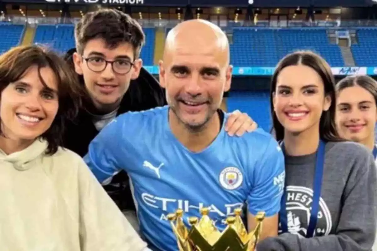 Imatge de Pep Guardiola junt amb la seva família a l'estadi