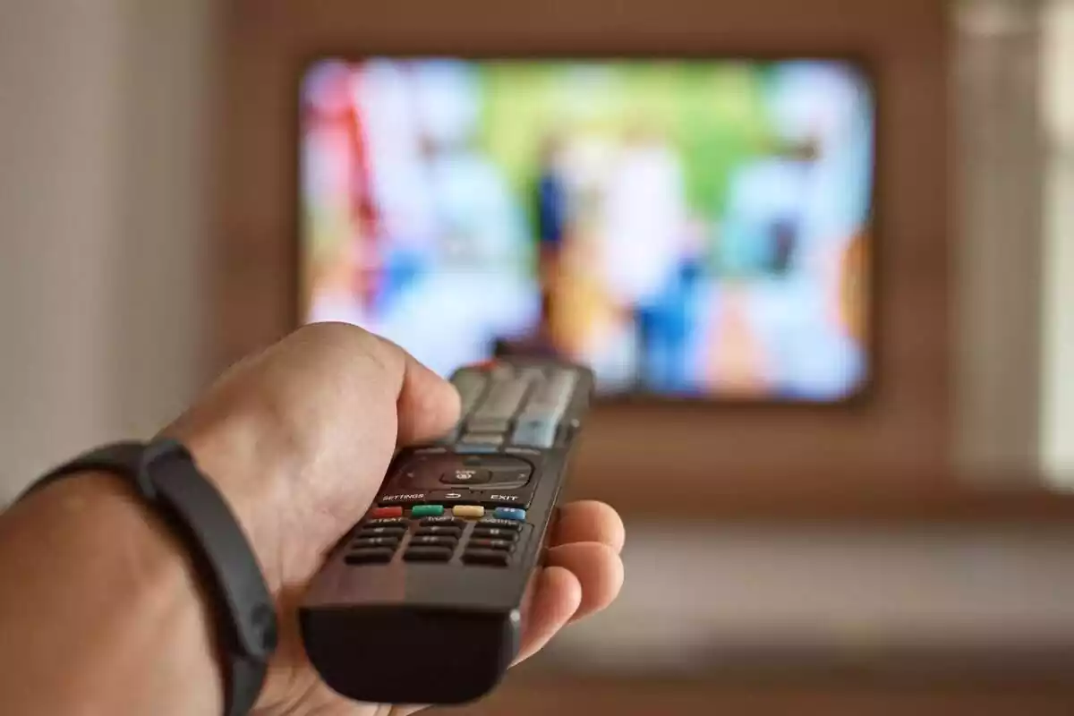 Imatge d'una televisió i un mando