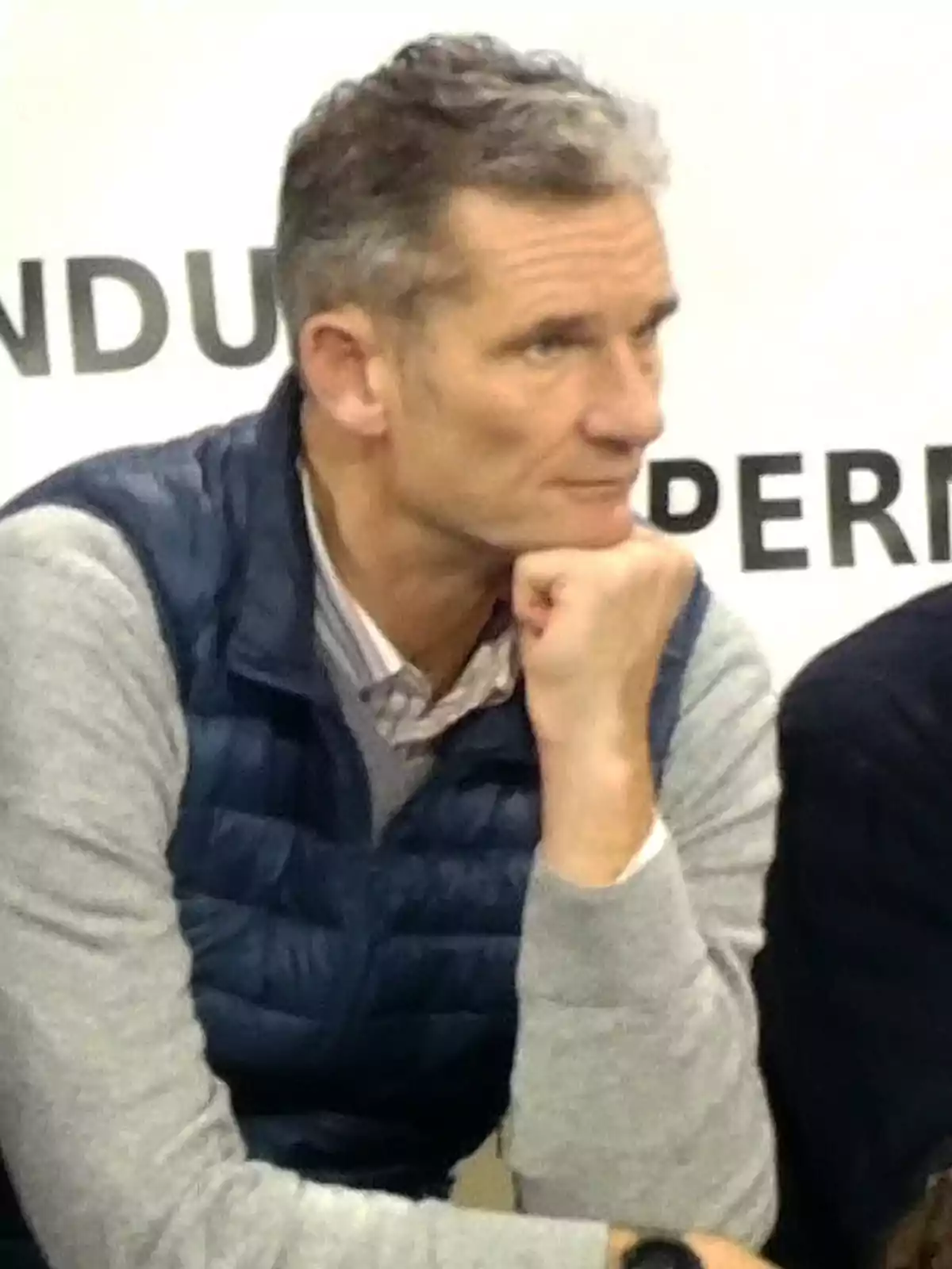 Iñaki Urdangarin amb armilla blava i jersei gris recolzant la barbeta sobre la mà en actitud pensativa Iñaki Urdangarin amb armilla blava i jersei gris recolzant la barbeta sobre la mà en actitud pensativa