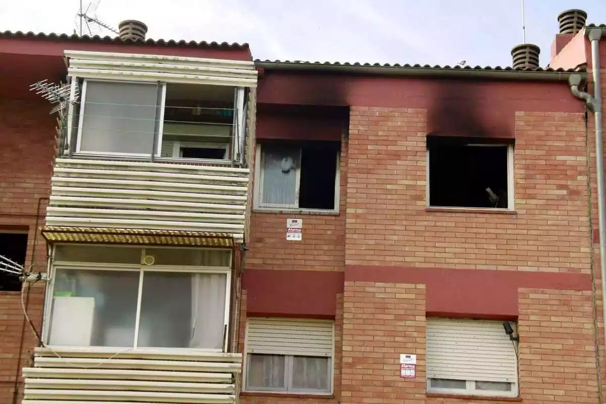 Imatge del bloc de Balaguer incendiat