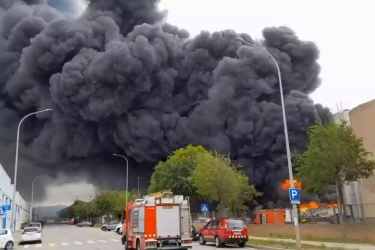 Imatge d'un incendi en una nau industrial a Sabadell