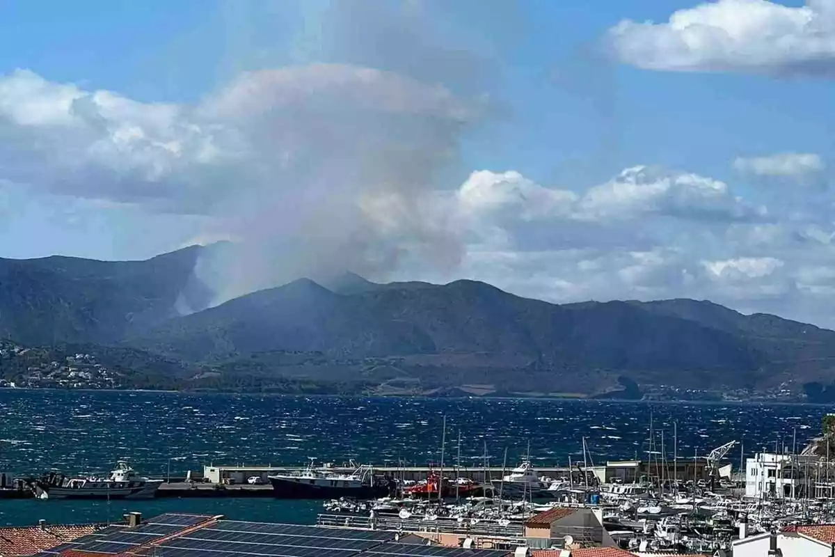 Imatge de l'incendi de PortBou, a l'Alt Empordà