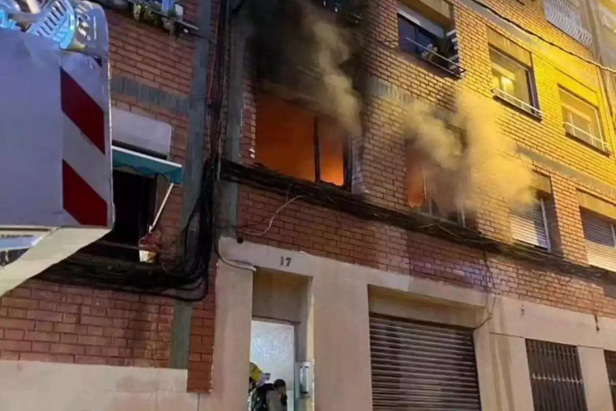 Imatge de l'edifici incendiat a Santa Coloma de Gramenet, ahir, 6 d'octubre del 2023