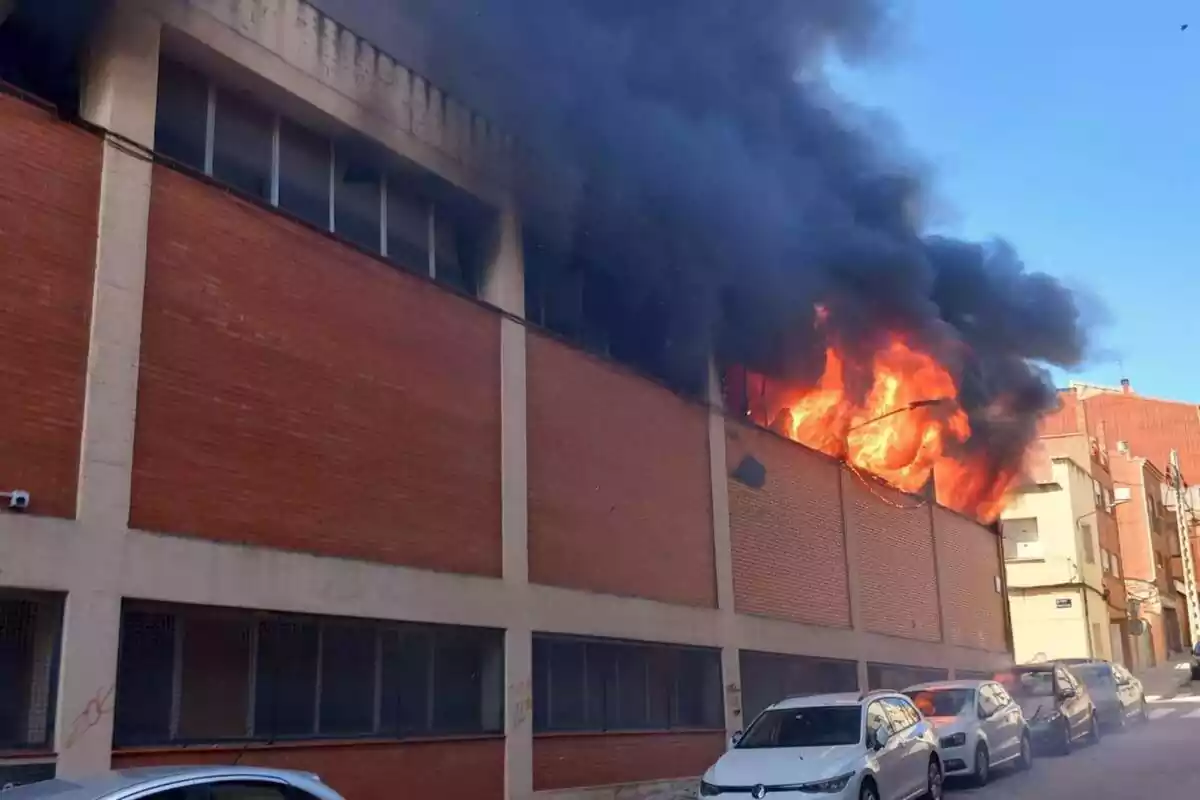 Imatge de l'incendi en una industria tèxtil a Terrassa