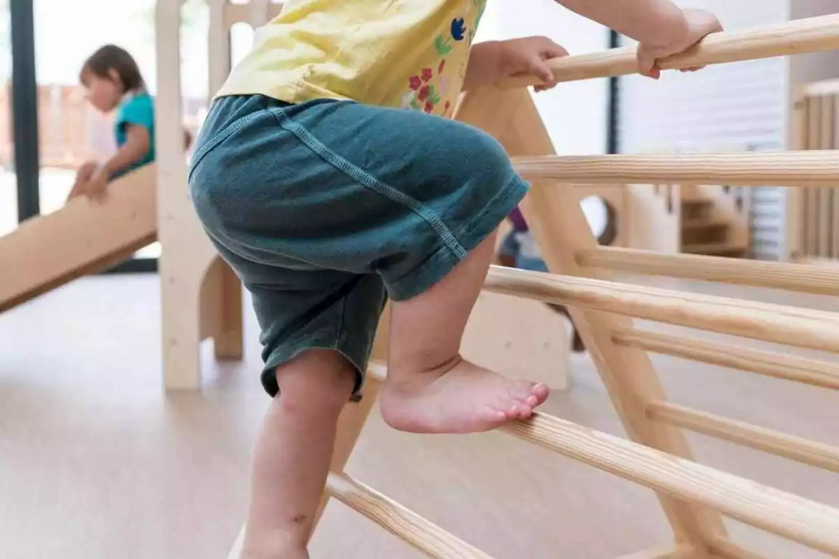 Imatge d'un nen jugant en una escola bressol