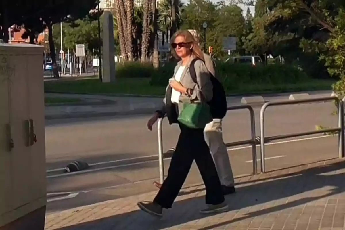 La infanta Cristina camina per la vorera en un dia assolellat portant ulleres de sol i una bossa verda. La infanta Cristina camina per la vorera en un dia assolellat portant ulleres de sol i una bossa verda.