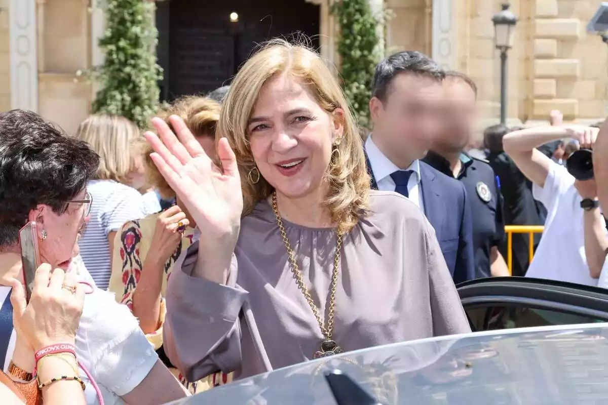 La Infanta Cristina saludant la gent pujant al cotxe al casament de Pepe Treviño i Paula Fernández