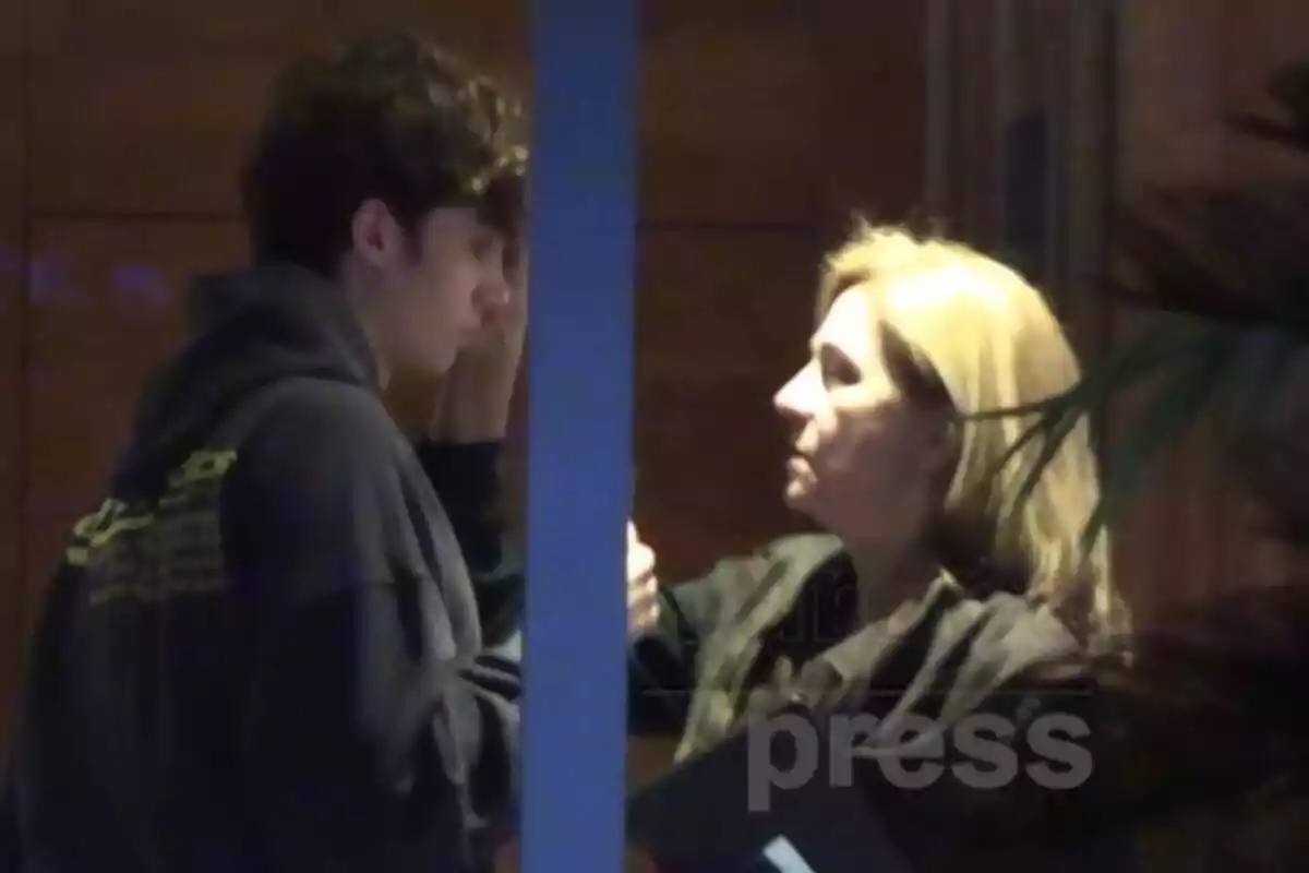 La infanta Cristina tocant-li el front a Pablo Urdangarin dins un edifici La infanta Cristina tocant-li el front a Pablo Urdangarin dins un edifici