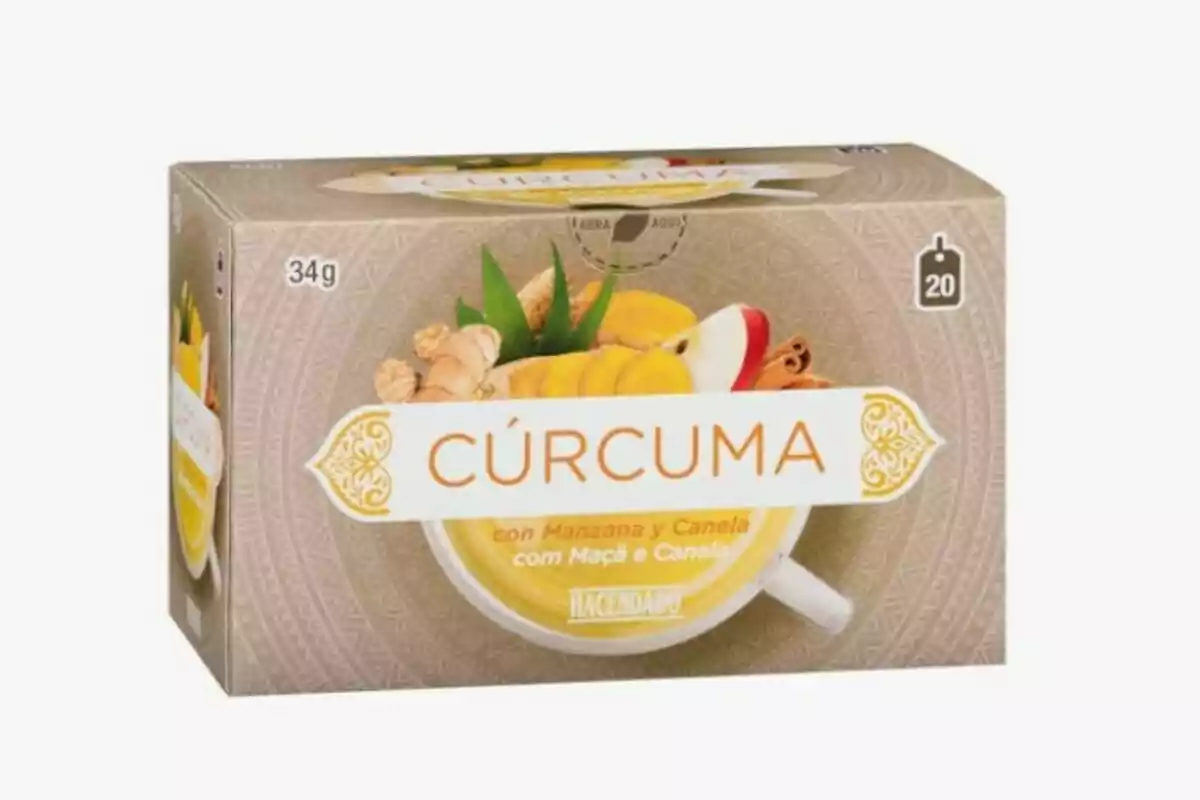 Caja de infusión de cúrcuma con manzana y canela de la marca Hacendado, con un diseño que muestra ingredientes como rodajas de cúrcuma, manzana y canela.