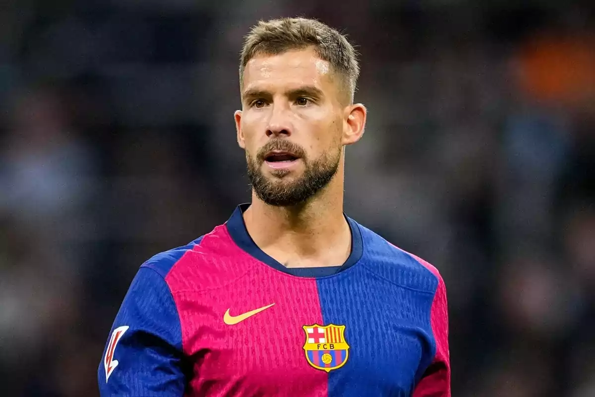 Un jugador de fútbol con la camiseta del FC Barcelona en el campo. Un jugador de fútbol con la camiseta del FC Barcelona en el campo.