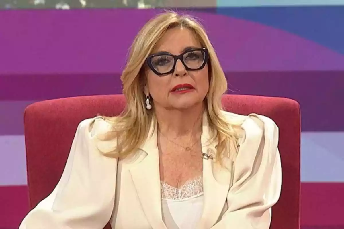 Immaculada Casal parlant amb unes ulleres negres i una blazer blanca