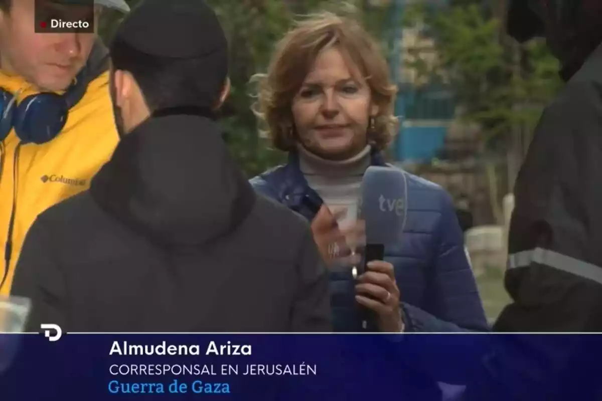 Captura d'Almudena Ariza sent interrompuda en el directe del Telenotícies a Jerusalem Captura d'Almudena Ariza sent interrompuda en el directe del Telenotícies a Jerusalem