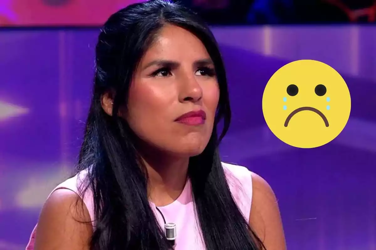 Muntatge d'Isa Pantoja, amb expressió seriosa en un programa de televisió, amb un emoji trist al costat.