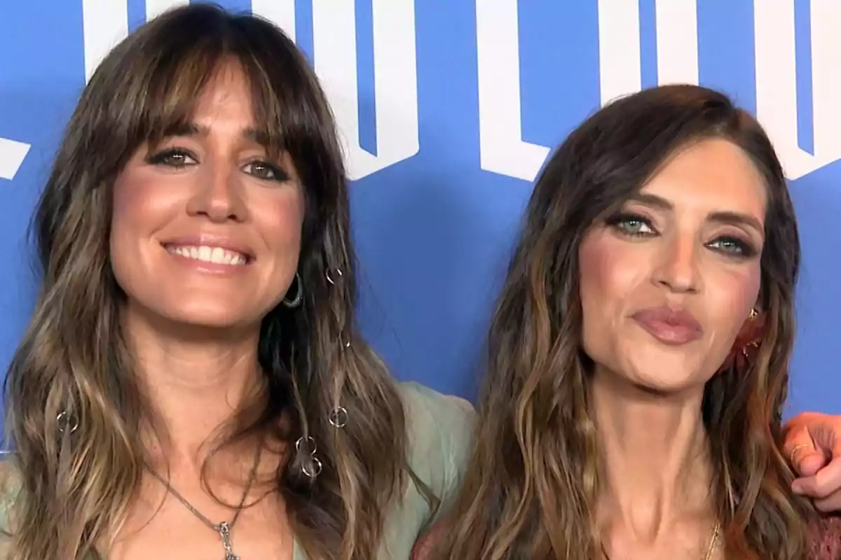 Isabel Jiménez i Sara Carbonero posant juntes davant d'un fons blau amb lletres blanques. Isabel Jiménez i Sara Carbonero posant juntes davant d'un fons blau amb lletres blanques.