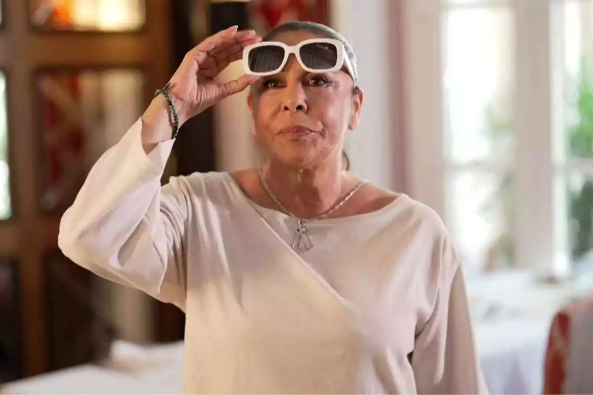 Isabel Pantoja aixecant-se les ulleres a la promo del Hormiguero