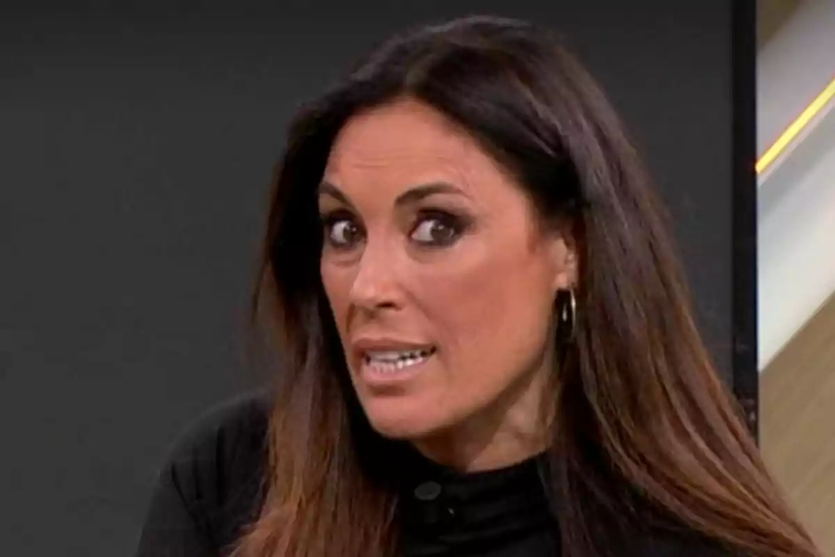 Isabel Rábago with long dark hair and an intense facial expression against a dark background on Espejo Público. Isabel Rábago with long dark hair and an intense facial expression against a dark background on Espejo Público.