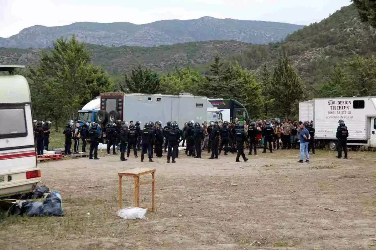 Imatge dels Mossos d'Esquadra desallotjant la rave d'Ivars, a la Noguera