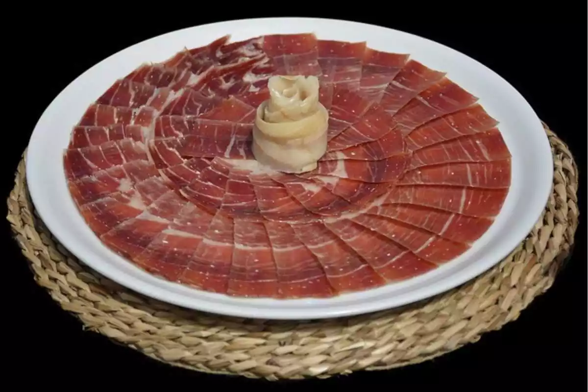 plato de jamón ibérico bien presentado