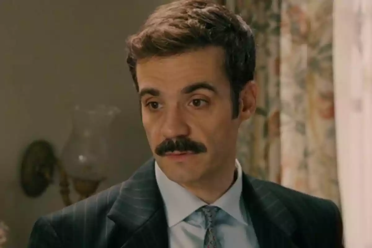 Javier Beltrán amb bigoti i vestit fosc en un ambient interior. Javier Beltrán amb bigoti i vestit fosc en un ambient interior.