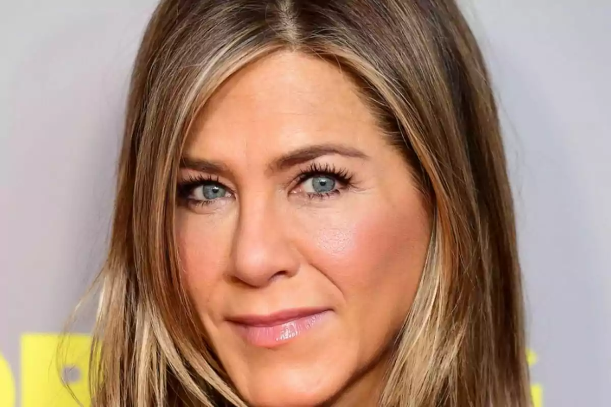 Primer pla de Jennifer Aniston amb rostre somrient mirant a càmera. Primer pla de Jennifer Aniston amb rostre somrient mirant a càmera.