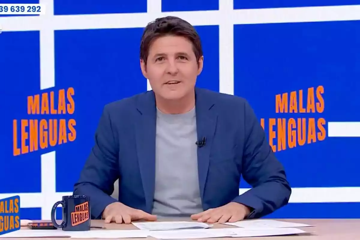 Jesús Cintora está sentado en un estudio con un fondo azul que tiene el texto Jesús Cintora está sentado en un estudio con un fondo azul que tiene el texto
