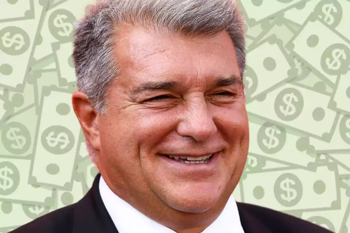 Un hombre sonriente con fondo de billetes de dólar.