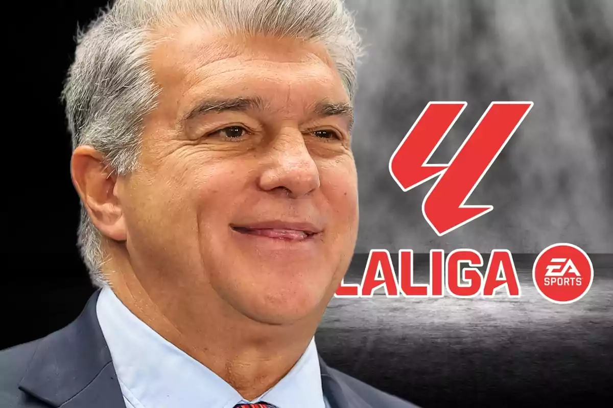 Un home de cabell canós somriu davant d'un fons amb el logotip de LaLiga i EA Sports.