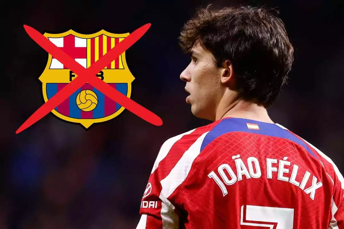 Joao Félix, d'esquena, mirant un escut del FC Barcelona amb una creu vermella
