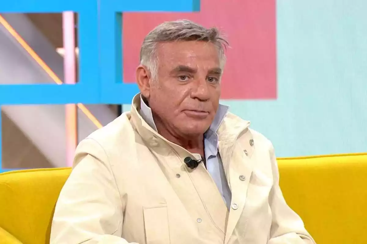Joaquín Torres assegut al plató del programa 'Mirall Públic' d'Antena 3, amb rostre seriós Joaquín Torres assegut al plató del programa 'Mirall Públic' d'Antena 3, amb rostre seriós