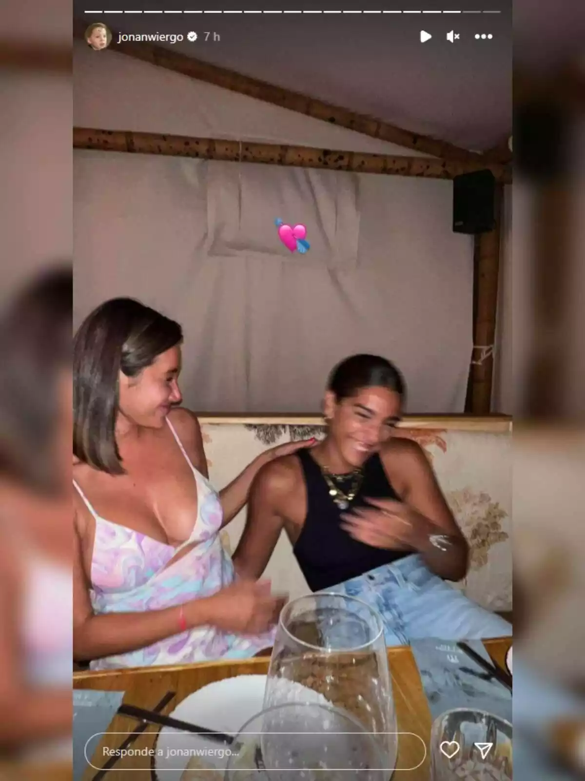 Storie de Jonan Wiergo a Instagram d'Adara Molinero i Alma Bollo en un restaurant rient el 18 de juliol de 2023